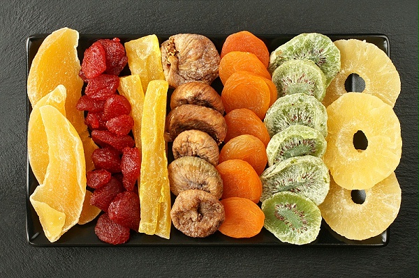 千庫(kù)網(wǎng)_芒果、木瓜、獼猴桃、菠蘿、干草莓、無(wú)花果、杏子等水果, 躺在黑色石頭表面的黑色陶瓷板上。宏觀_攝影圖編號(hào)20106491